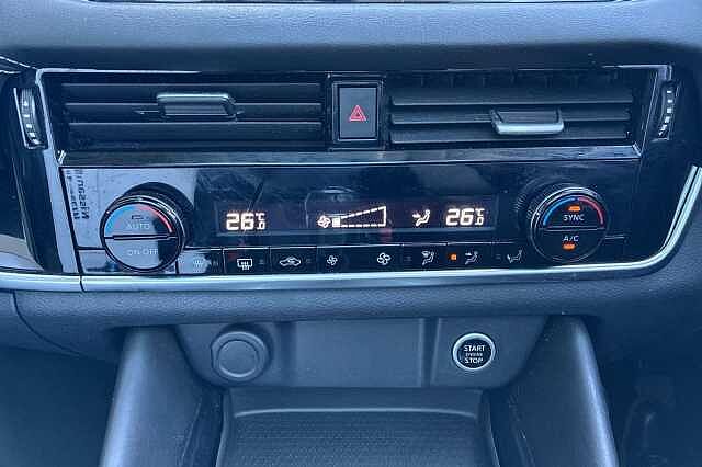 Nissan QASHQAI 1.3 DiG-T MH N-Connecta [Glass Roof] 5dr