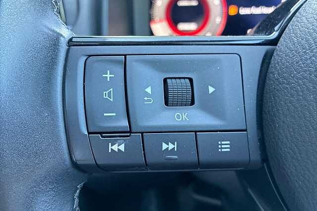 Nissan QASHQAI 1.3 DiG-T MH N-Connecta [Glass Roof] 5dr