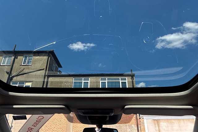 Nissan QASHQAI 1.3 DiG-T MH N-Connecta [Glass Roof] 5dr